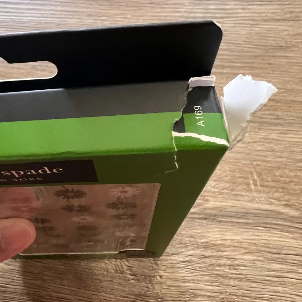 KATE SPADE Iphone 15/14/13 Protective Case NIB DAMAGED BOX